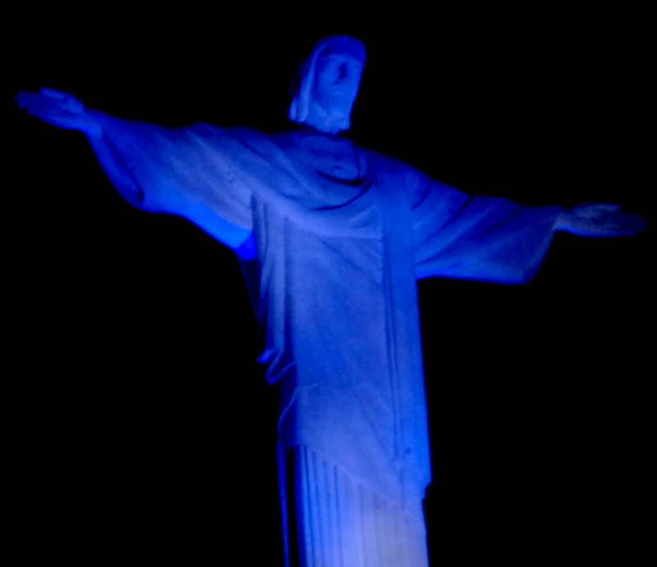 Cristo Redentor iluminado de azul para chamar a atenção para a importância de eliminar todas as formas de trabalho infantil