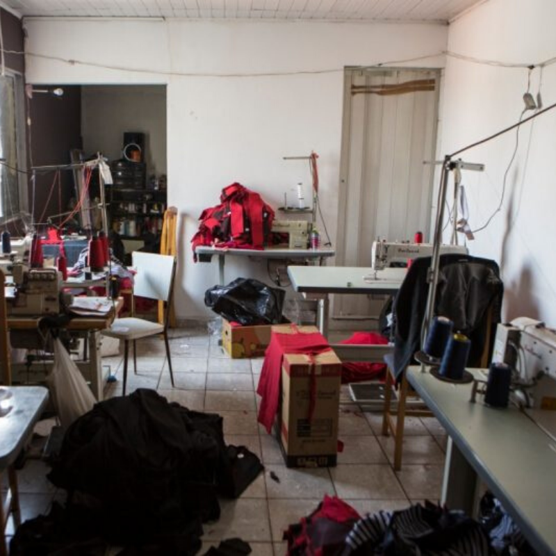 Entre 2012 e 2018, houve pelo menos 295 acidentes de trabalho com crianças e adolescentes em confecções de roupas no país (Foto: Fernando Martinho/Repórter Brasil)