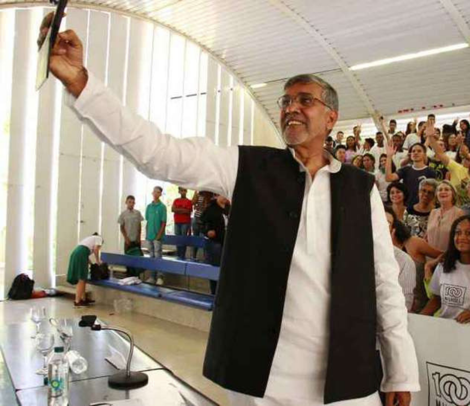 Nobel da Paz tira selfie com participantes da roda de conversa, na UnB